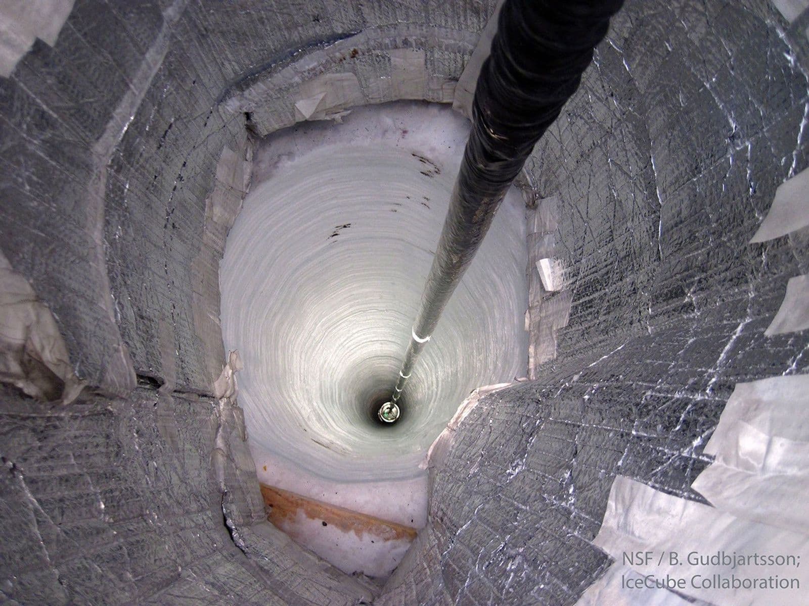 🔭 Un telescopio hecho de hielo: así se cazan neutrinos en el Polo Sur