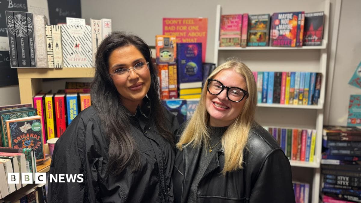 Fans celebran la nueva novela de Sarah J. Maas