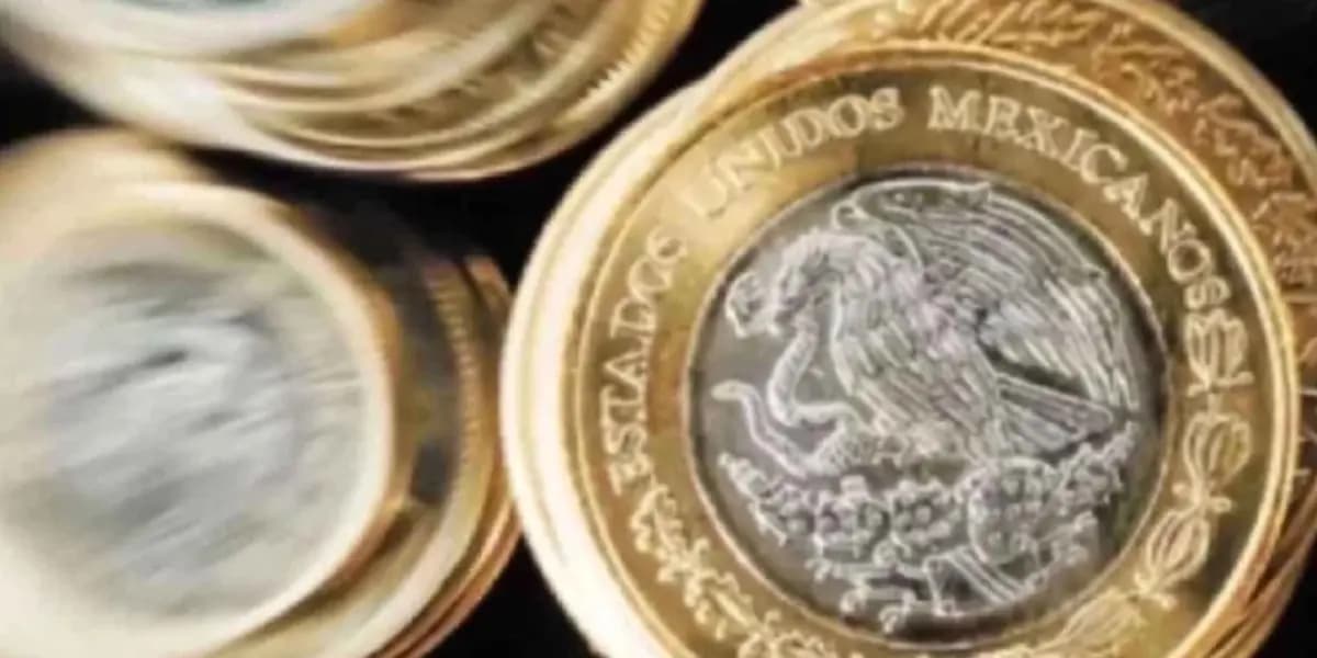 El peso cierra en 17.97 por dólar y liga tres días al alza