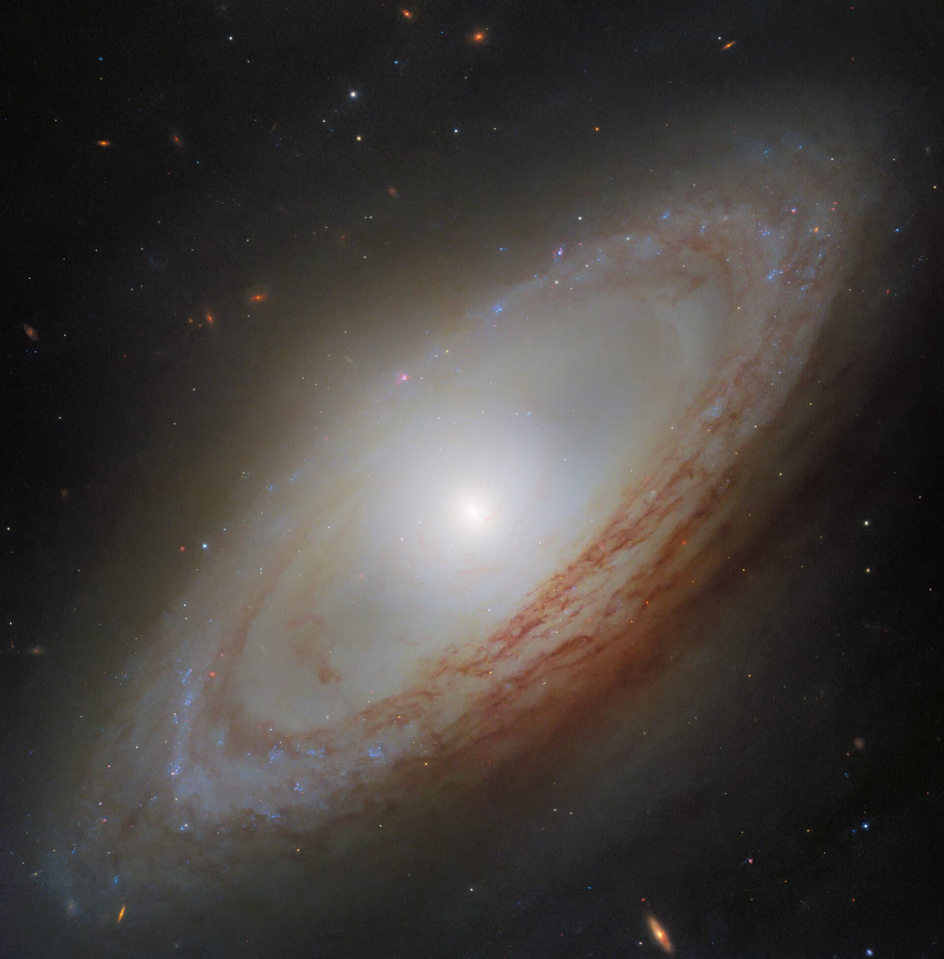 El Hubble retrata una galaxia que gira fuera de sincronía en Virgo