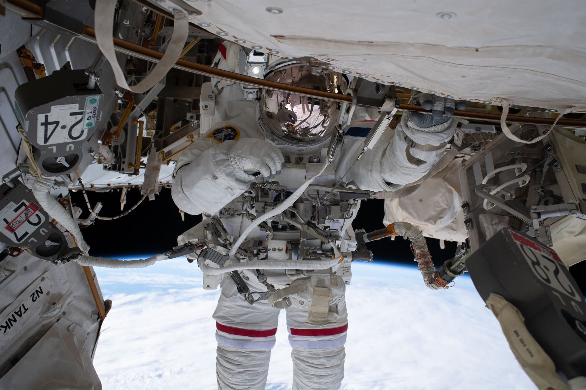 Una astronauta europea completa su tercera caminata espacial