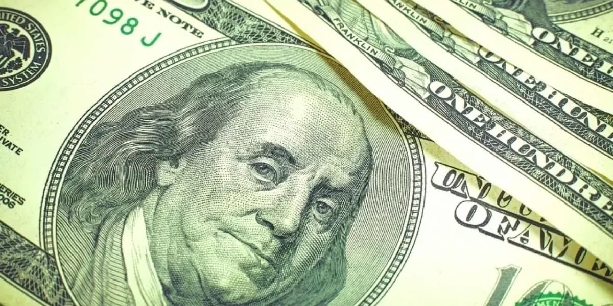 El peso cae a 18.20 por dólar tras las minutas del Banxico